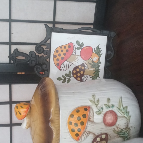 Vintage Sears Roebuck Merry Mushroom Canister Set W/ Napkin, Shakers and More! - Picture 7 of 8